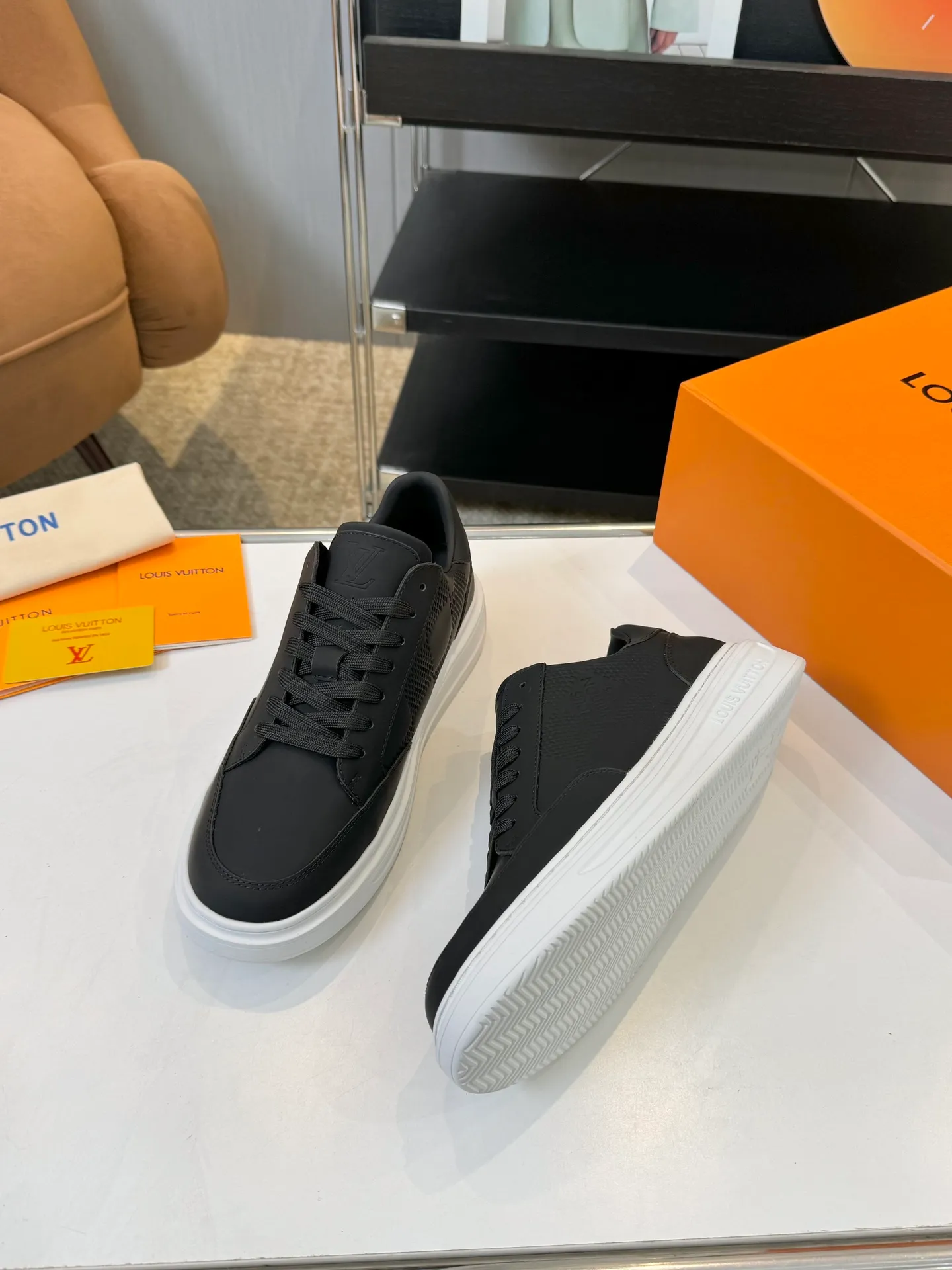 Men's Men's Shoes 💰620💰 LV [Beverly Hills Sports Shoes Series] This Beverly Hills sports shoes are made of grained cow leather with Damier pattern, echoing the current season's leather goods series. The thick rubber outsole is lightweight, and an embossed Louis Vuitton logo adds a branding touch. Padded insole and technical fabric lining enhance comfort.  Detailed Features ♛ Silk cowhide ➕ Tumbled cowhide ♛ Ultra-light rubber outsole ♛ Louis Vuitton logo on tongue and outsole ♛ Size: 38-46